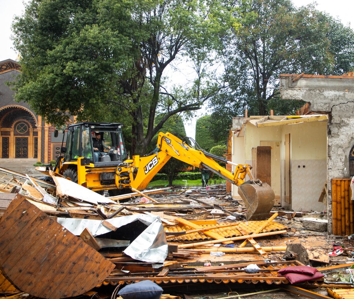 ბათუმში ფიჭვნარსა და კოლონადებთან მდებარე კაფე-ბარები დაანგრიეს