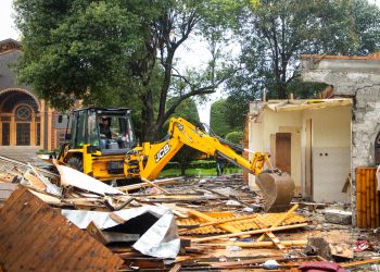 ბათუმში ფიჭვნარსა და კოლონადებთან მდებარე კაფე-ბარები დაანგრიეს