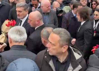 ქართული ოცნების  წარმომადგენლები 9 აპრილის მემორიალთან პოლიციის კორდონის გავლით მიდიან