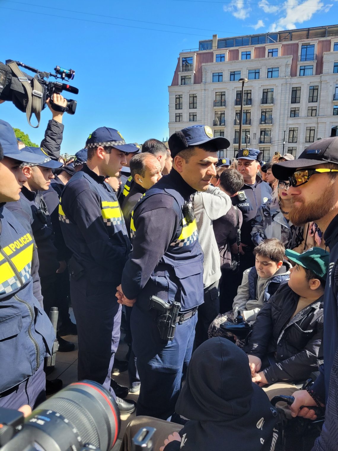 დიუშენის კუნთოვანი დისტროფიის მქონე ბავშვების მშობლები და ოჯახის წევრები კანცელარიასთან აქციას მართავენ – ადგილზე პოლიციაა მობილიზებული