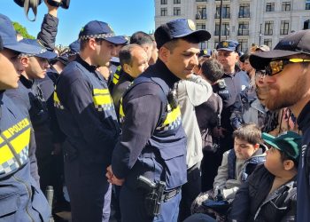 დიუშენის კუნთოვანი დისტროფიის მქონე ბავშვების მშობლები და ოჯახის წევრები კანცელარიასთან აქციას მართავენ – ადგილზე პოლიციაა მობილიზებული