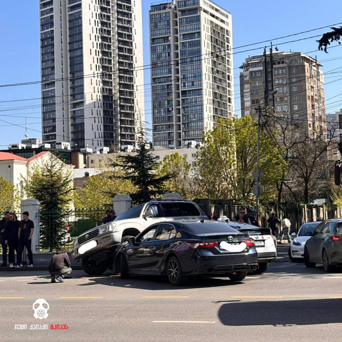 ყაზბეგის გამზირზე ავარია მოხდა – არიან დაშავებულები