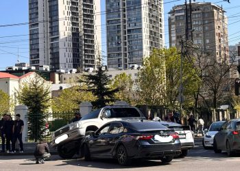 ყაზბეგის გამზირზე ავარია მოხდა – არიან დაშავებულები