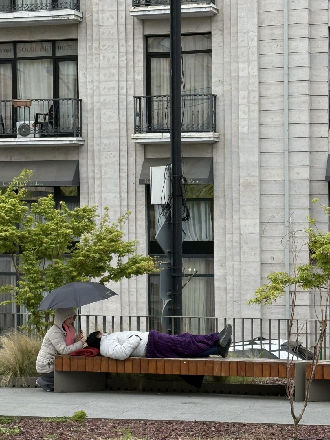 “2026 წელი, 21 აპრილი – მშობლები შვილების გადასარჩენად ითხოვენ წამალს” – წერს ლევან ჯობავა და ფოტოს აქვეყნებს