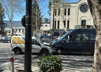 წერეთლის გამზირზე სამგზავრო მიკროავტობუსი მანქანას  დაეჯახა – დაშავდა 2 ადამიანი