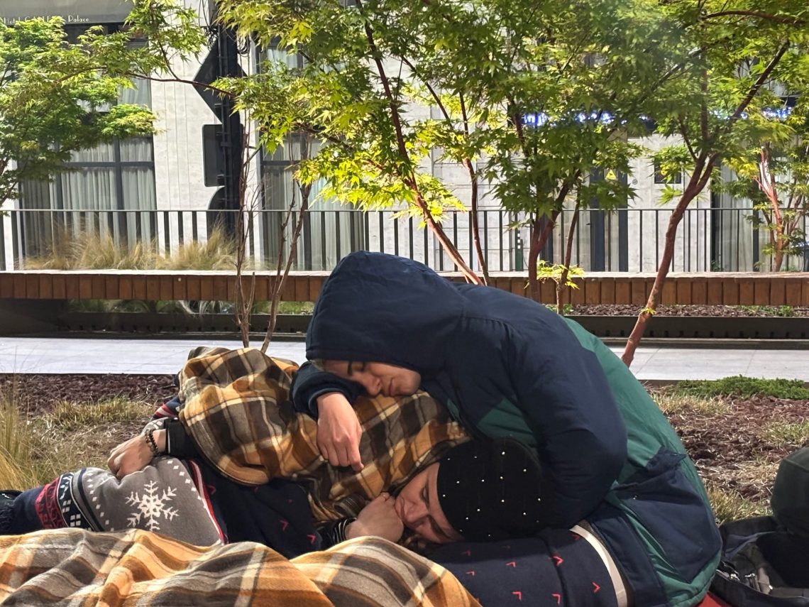 “სანამ ჩვენ გვეძინა, მერე ავდექით, გავემზადეთ და სამსახურში წავედით, დედები კანცელარიის წინ ღამეს ათენებდნენ ღია ცის ქვეშ” – აქტივისტი და ფოტოგრაფი ლევან ზაზაძე