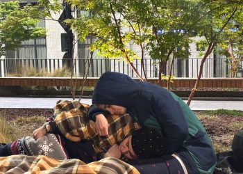 “სანამ ჩვენ გვეძინა, მერე ავდექით, გავემზადეთ და სამსახურში წავედით, დედები კანცელარიის წინ ღამეს ათენებდნენ ღია ცის ქვეშ” – აქტივისტი და ფოტოგრაფი ლევან ზაზაძე