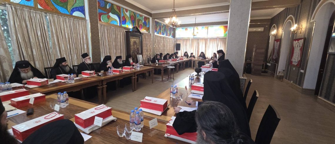 საპატრიარქო სინოდის სხდომის კადრებს ავრცელებს