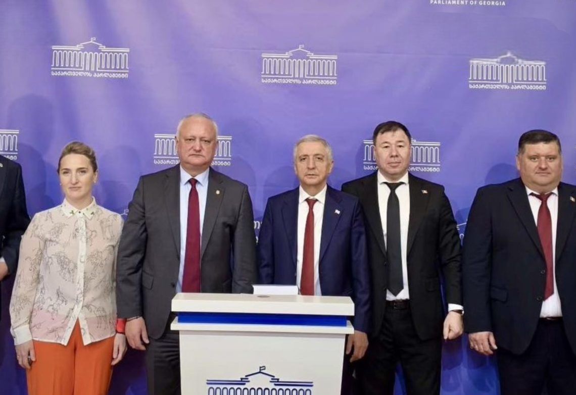 მოლდოვის ყოფილმა პრორუსმა პრეზიდენტმა იგორ დოდონმა დელეგაციასთან ერთად საქართველოს პარლამენტში შეხვედრა გამართა