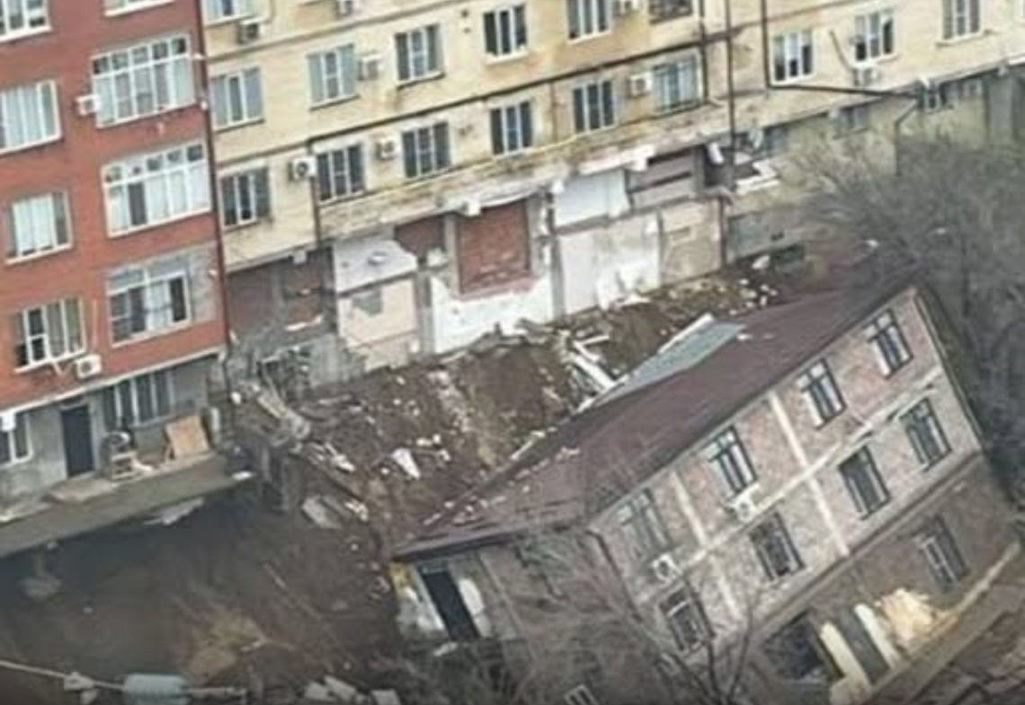 მახაჩყალაში წყალდიდობის შედეგად სამსართულიანი შენობა ჩამოინგრა