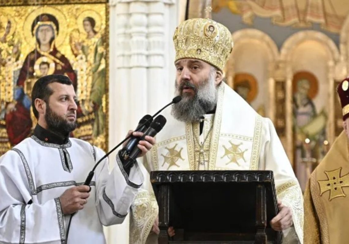 მეუფე შიო სამების საპატრიარქო ტაძარში სხვა სასულიერო პირებთან ერთად შვიდგზის ზეთისცხებას აღასრულებს