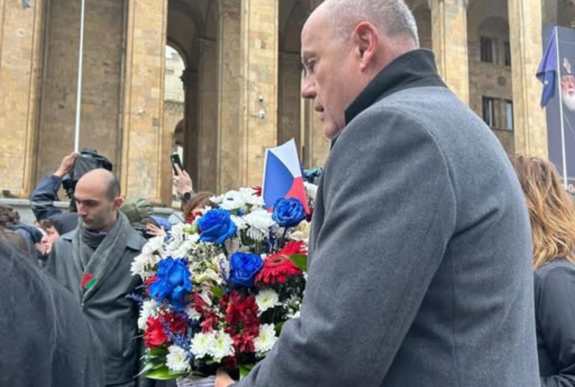 ჩეხეთის ელჩმა 9 აპრილს დაღუპულ გმირთა მემორიალი ყვავილებით შეამკო