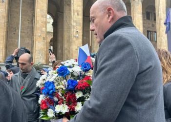 ჩეხეთის ელჩმა 9 აპრილს დაღუპულ გმირთა მემორიალი ყვავილებით შეამკო