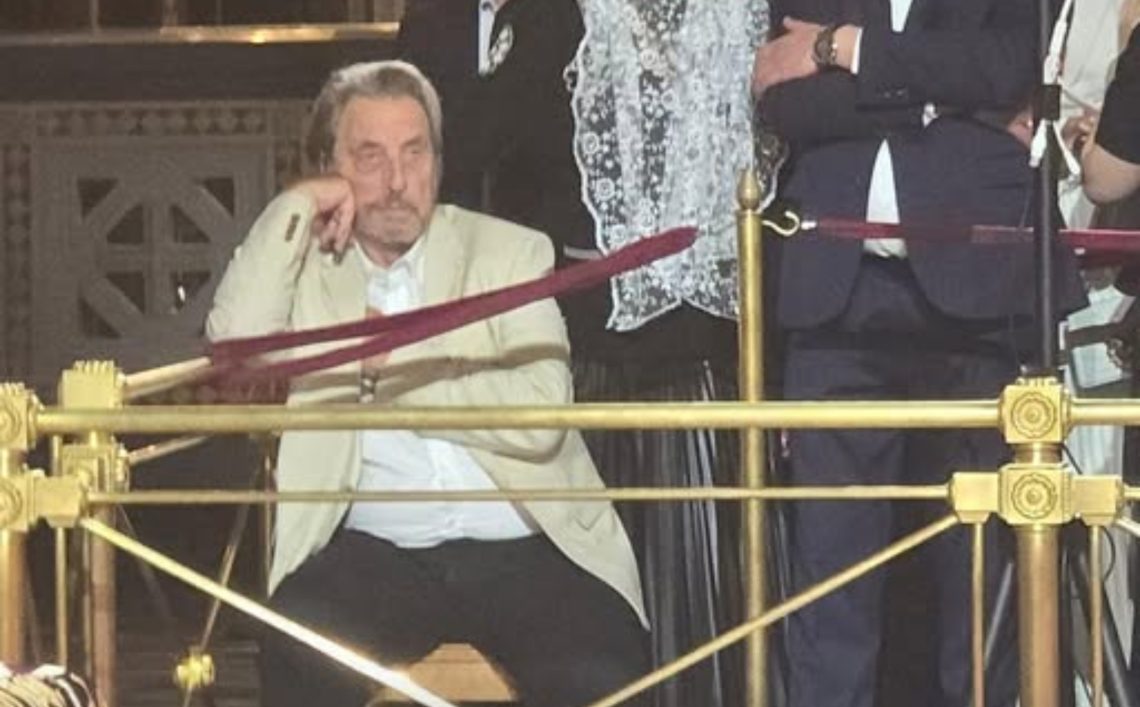 ილონ მასკის მამა მოსკოვში სააღდგომო წირვაზე დასასწრებად ჩავიდა – მას ტაძარში საკურთხეველთან ახლოს სპეციალურად სკამი დაუდგეს