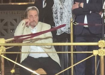 ილონ მასკის მამა მოსკოვში სააღდგომო წირვაზე დასასწრებად ჩავიდა – მას ტაძარში საკურთხეველთან ახლოს სპეციალურად სკამი დაუდგეს