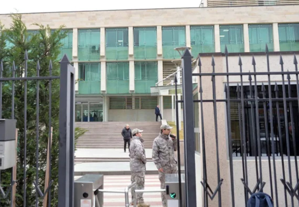 ” 2025 წელს მცირე ქვეყნებს გაურთულდათ ეროვნული ინტერესების დაცვა, რადგან მსხვილი აქტორები ცდილობდნენ სუვერენული პოლიტიკის გატარების შეზღუდვას – ასევე, აღიკვეთა, ხელისუფლების ძალადობრივი გზით შეცვლის მცდელობა” – სუს-ის ანგარიში