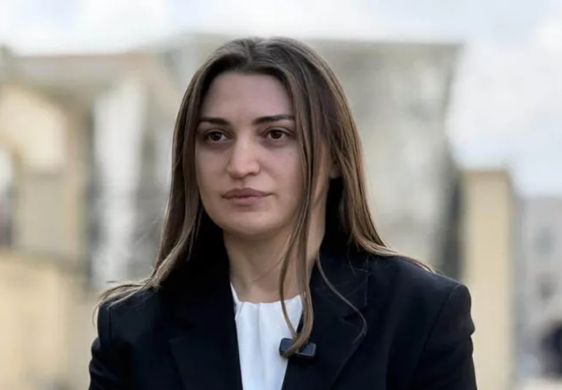 “დადასტურდა, რომ ნანა სანდერი თავს ნამდვილად ასახელებდა 4 ოქტომბრის ორგანიზატორად, ვიდეომასალებში ჩანს, რომ ნამდვილად სურდა უსისხლო, უმსხვერპლო რევოლუცია, თუმცა, პარალელურად, კატეგორიულად ემიჯნებოდა მშვიდობას” – პროკურორი