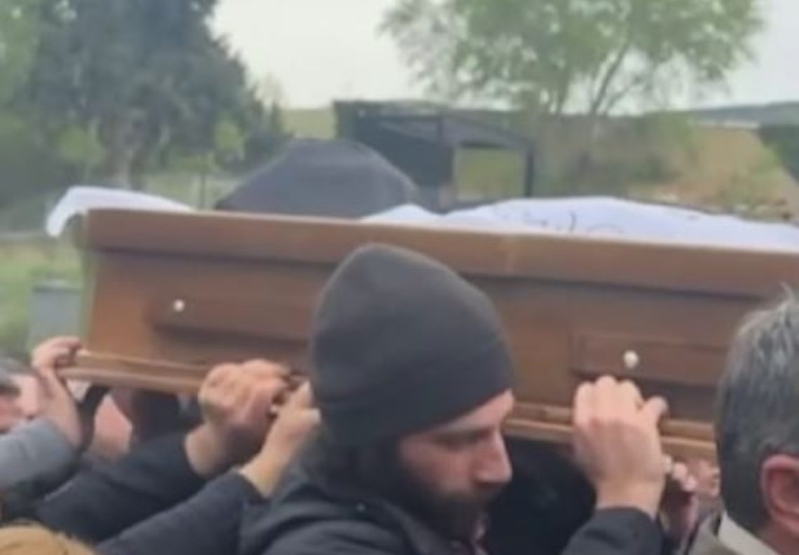 ბერ ნიკოლოზს ჯიქიას სასაფლაოსკენ მიასვენებენ