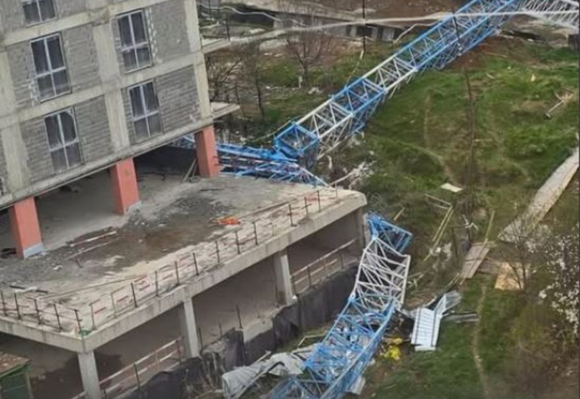 ძლიერი ქარის გამო დიდ დიღომში, ერთ-ერთ მშენებლობაზე, ამწე წაიქცა