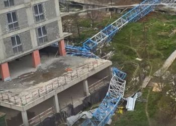 ძლიერი ქარის გამო დიდ დიღომში, ერთ-ერთ მშენებლობაზე, ამწე წაიქცა