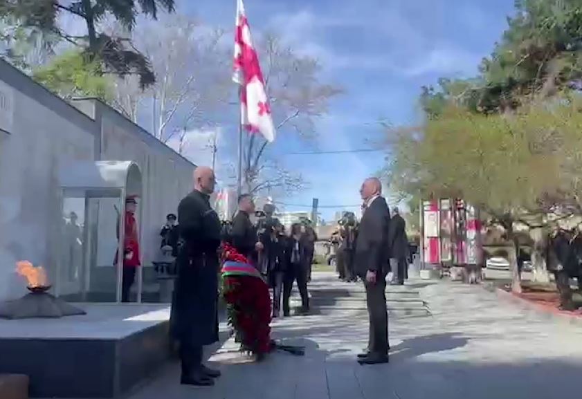 აზერბაიჯანის პრეზიდენტმა საქართველოს ერთიანობისთვის დაღუპულ გმირთა მემორიალი გვირგვინით შეამკო