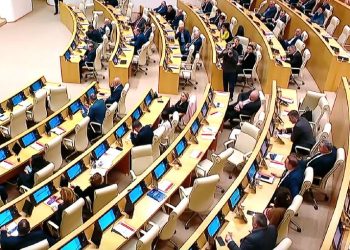 პარლამენტის პლენარული სხდომა ხმაურის ფონზე მიმდინარეობს