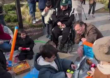 კანცელარიასთან დიუშენის კუნთოვანი დისტროფიის მქონე ბავშვები და მათი მხარდამჭერები არიან შეკრებილები