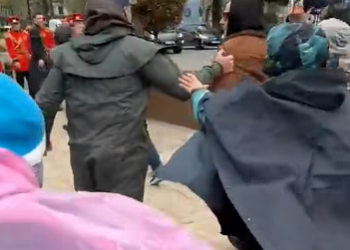 ჩხუბი პარლამენტის მიმდებარე ტერიტორიაზე – არსებული ინფორმაციით, რამდენიმე პირი დააკავეს