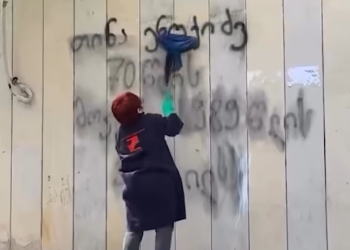 9 აპრილის ტრაგედიის დროს მოკლული ქალის, თინა ენუქიძის სახელსა და გვარს კედლიდან შლიან