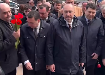 თბილისის საკრებულოს წევრებმა “ქართული ოცნებიდან” 9 აპრილის მემორიალი შეძახილების ფონზე შეამკეს