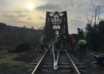 აფხაზეთის ე.წ რკინიგზის ცნობით, სოხუმი-ოჩამჩირის რკინიგზის მონაკვეთზე რემონტი დასასრულს უახლოვდება