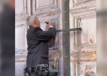 იერუსალიმის მაცხოვრის აღდგომის ტაძრის კარი იმ მუსლიმური ოჯახის წარმომადგენელმა განახსნა, რომელიც ამ გასაღებს საუკუნეების განმავლობაში, მემკვიდრეობით ინახავს