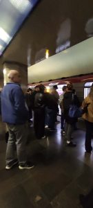 მეტროს პირველ ხაზზე შეფერხებაა, მოქალაქეები ვაგონიდან გამოიყვანეს - რა ხდება ადგილზე