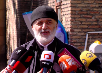 დეკანოზმა ანდრია ჯაღმაიძემ სინოდის სხდომის დაწყებამდე ეკლესიის მართვა-გამგეობის დებულება განმარტა