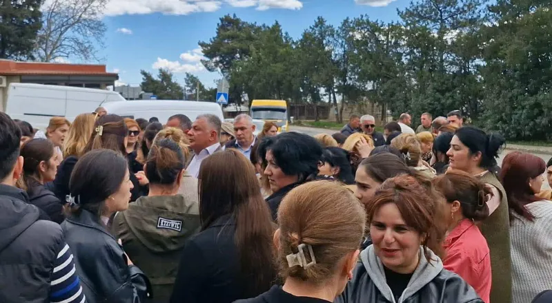 “ლელოს“ საგარეჯოს ორგანიზაციის თავმჯდომარის განცხადებით, სოფელ მანავის საჯარო სკოლის მოსწავლეების მშობლები რამდენიმე დღეა აქციებს მართავენ