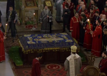 სამების საკათედრო ტაძარში გარდამოხსნის ტრადიციული წესი და მაცხოვრის დატირება შესრულდა