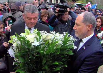 პაველ ჰერჩინსკიმ 9 აპრილს დაღუპულთა ხსოვნას პატივი მიაგო – “მადლობა” სკანდირებდნენ მემორიალთან შეკრებილები