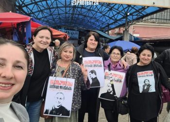“თავისუფლების ხმა ციხიდან” – პროევროპულ აქციებზე დაკავებულების მშობლები გაზეთებს ზუგდიდში არიგებენ