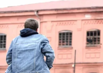 2025 წელს პენიტენციურ დაწესებულებებში განთავსებული იყო 10 528 პატიმარი, უშუალოდ მსჯავრდებულთა რაოდენობა შეადგენდა 7 392 პირს – სახალხო დამცველის ანგარიში