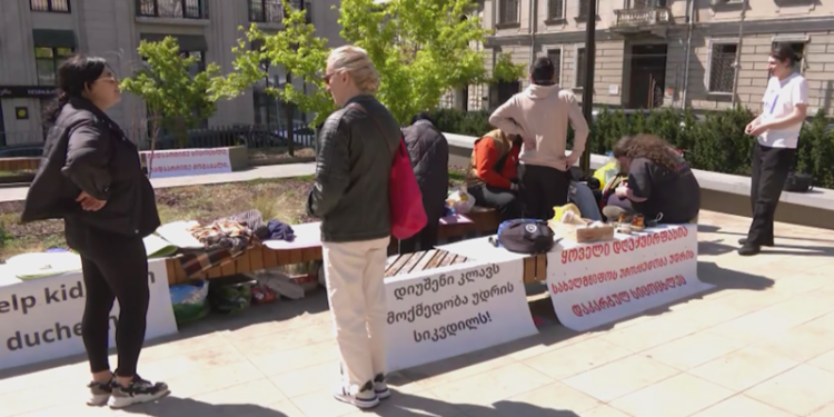 დიუშენის კუნთოვანი დისტროფიით დაავადებული ბავშვების მშობლებმა ღამე კვლავ მთავრობის ადმინისტრაციასთან გაათენეს