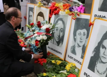 აშშ-ის ელჩის მოვალეობის შემსრულებელმა ალან პერსელმა 9 აპრილს დაღუპულთა ხსოვნას პატივი მიაგო