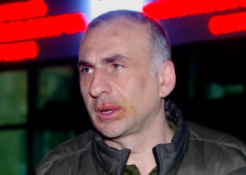 ელისაშვილი ასახელებს პოლიციელს, რომელმაც, მისი თქმით, ცემის შემდეგ შუამავლები მიუგზავნა – “სუფრას ვიკისრებო”