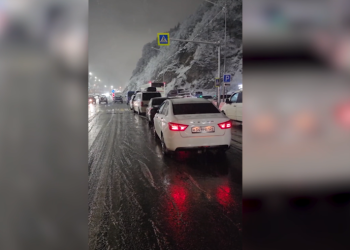 ლარსზე კილომეტრიანი საცობია