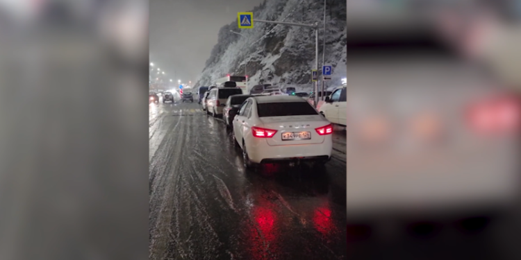 ლარსზე კილომეტრიანი საცობია