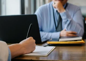 რიგ შემთხვევებში უცხოელს შესაძლოა, უფლება მიეცეს პროფესიული საქმიანობა ბინადრობისა და შრომითი საქმიანობის ნებართვების გარეშე განახორციელოს