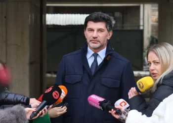 “მეცნიერებმა, ვინც აბასთუმნის ობსერვატორიაში მუშაობს, მიმართეს მთავრობას, რომ დაკვირვების პროცესში თვითმფრინავების გამონაბოლქვი პრობლემას ქმნიდა, შესაბამისად, მოხდა კორექტირება – რა არის პრობლემა ამაში?!” – კახა კალაძე