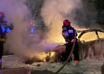 თბილისში მანქანას ცეცხლი გაუჩნდა – რა ხდება ადგილზე