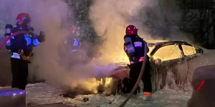 თბილისში მანქანას ცეცხლი გაუჩნდა – რა ხდება ადგილზე