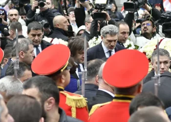 “მონებო” – 9 აპრილის მემორიალთან მთავრობის წარმომადგენლების გამოჩენას შეძახილები მოჰყვა