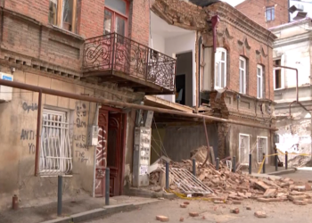 “სულ ავარიული არ არის ეს სახლები? წყალზე დგას ყველაფერი” – აბაშიძის ქუჩის მაცხოვრებლელები მერიას პასუხობენ